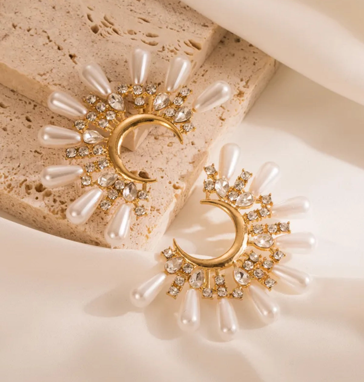 Celestial Luxe Pearl Earrings – A Radiant Statement of Elegance