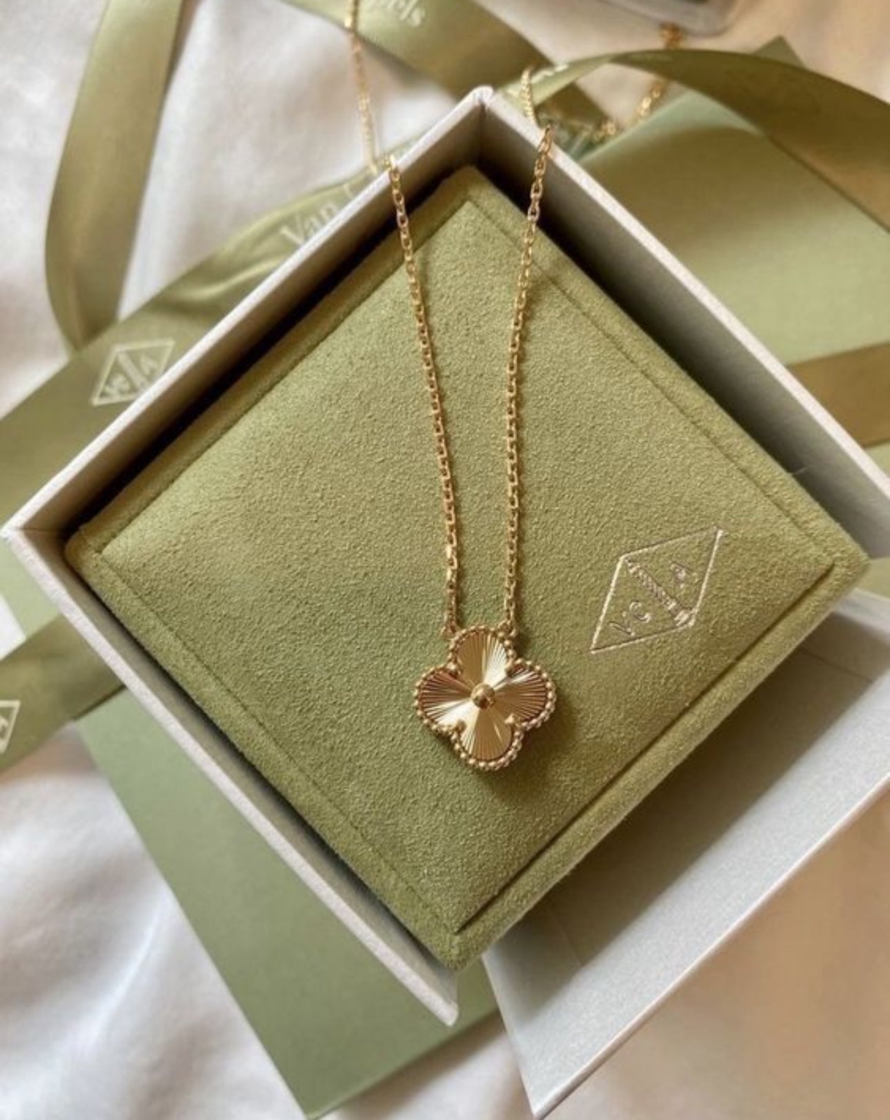 Gold 4 Leaf Necklace with Earrings Set