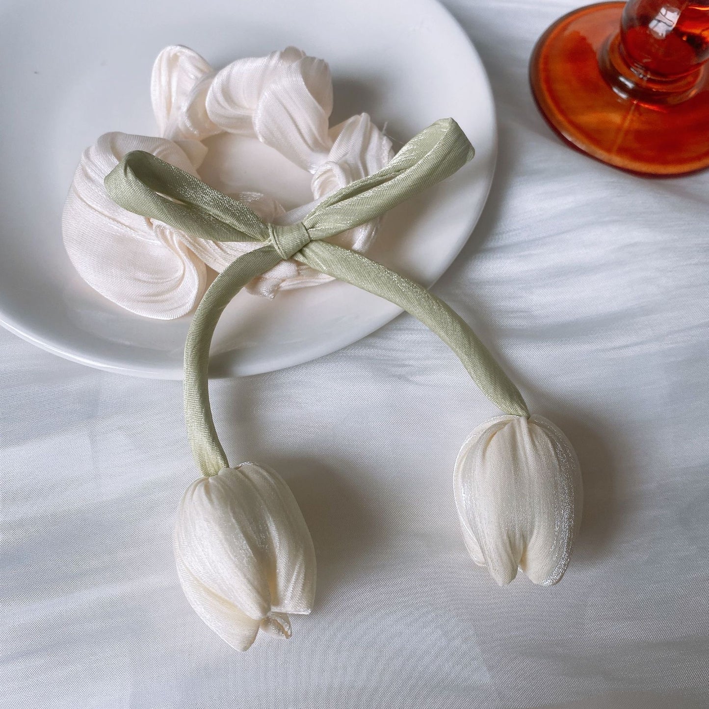 Tulip Satin Clutcher – White