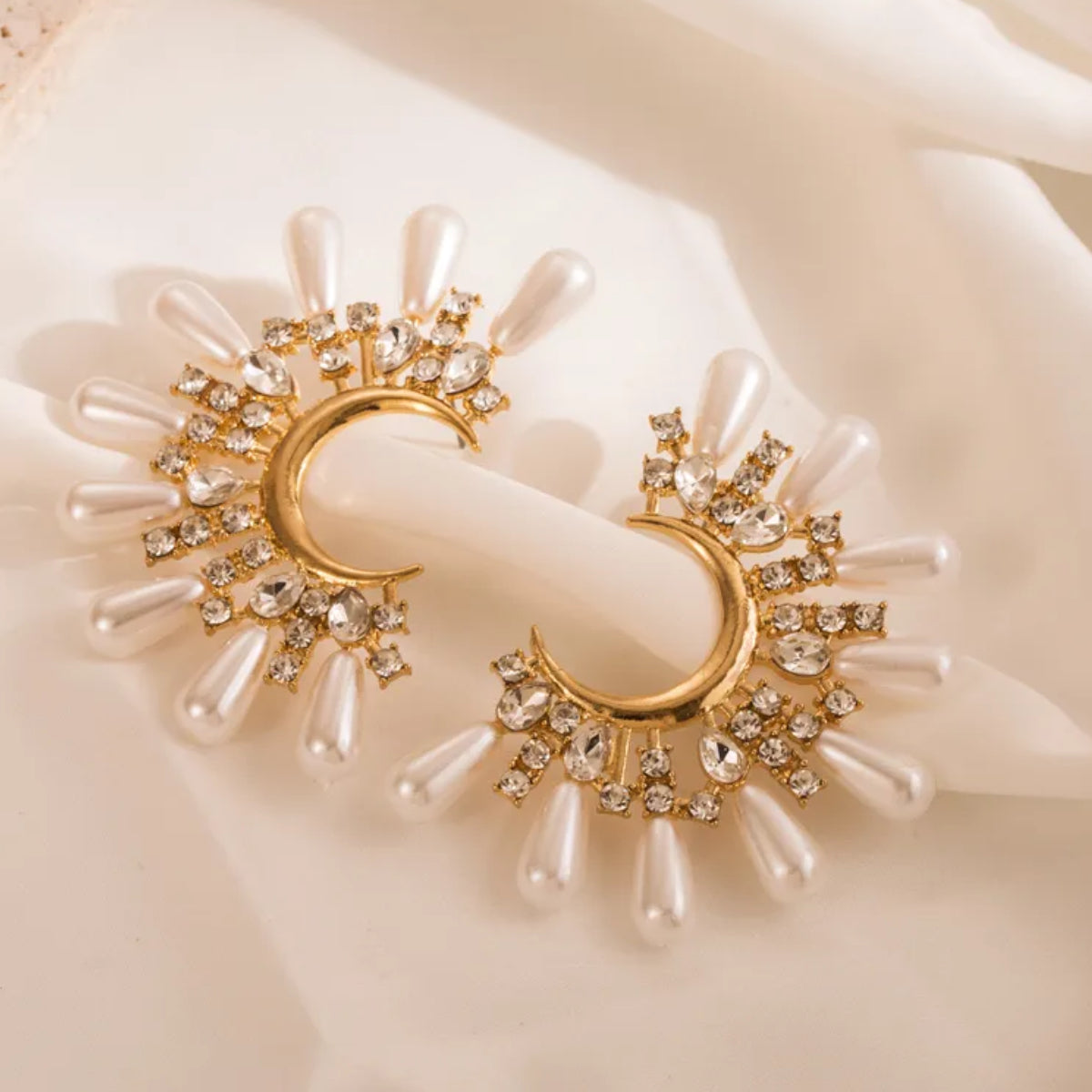 Celestial Luxe Pearl Earrings – A Radiant Statement of Elegance